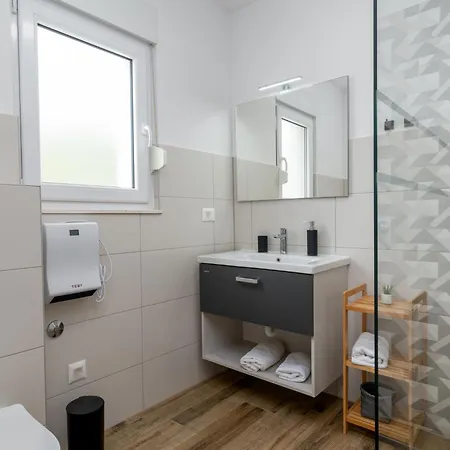 Ria With Heated Pool By Interhome 特罗吉尔