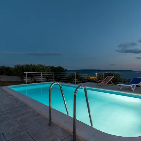 Ria With Heated Pool By Interhome * 特罗吉尔