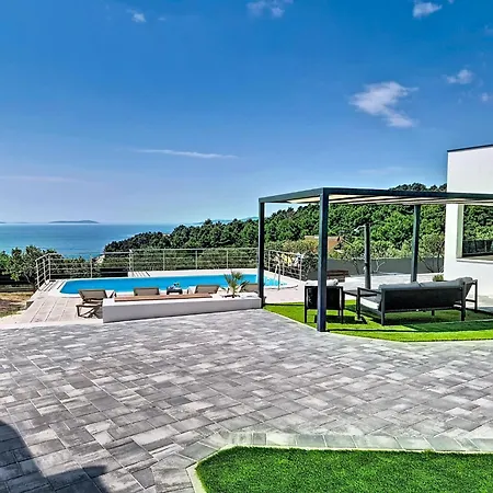 Ria With Heated Pool By Interhome * 特罗吉尔