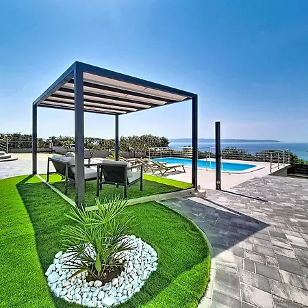 度假居 Ria With Heated Pool By Interhome *